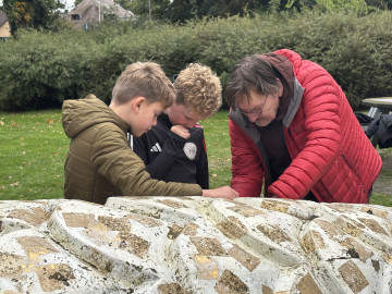 Kinderen restaureren kunstwerk 'Koekoeksklokgewicht'