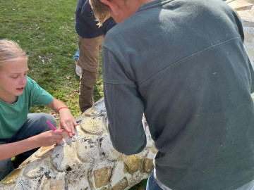 Kinderen restaureren kunstwerk 'Koekoeksklokgewicht'