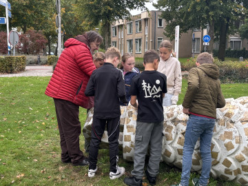 Kinderen restaureren kunstwerk 'Koekoeksklokgewicht'